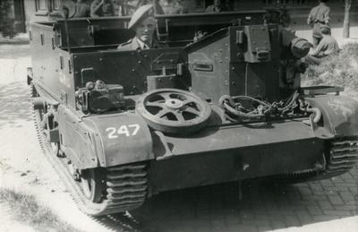 845867 Afbeelding van, vermoedelijk, een Brenguncarrier op het terrein van de Tapijnkazerne te Maastricht met als ...